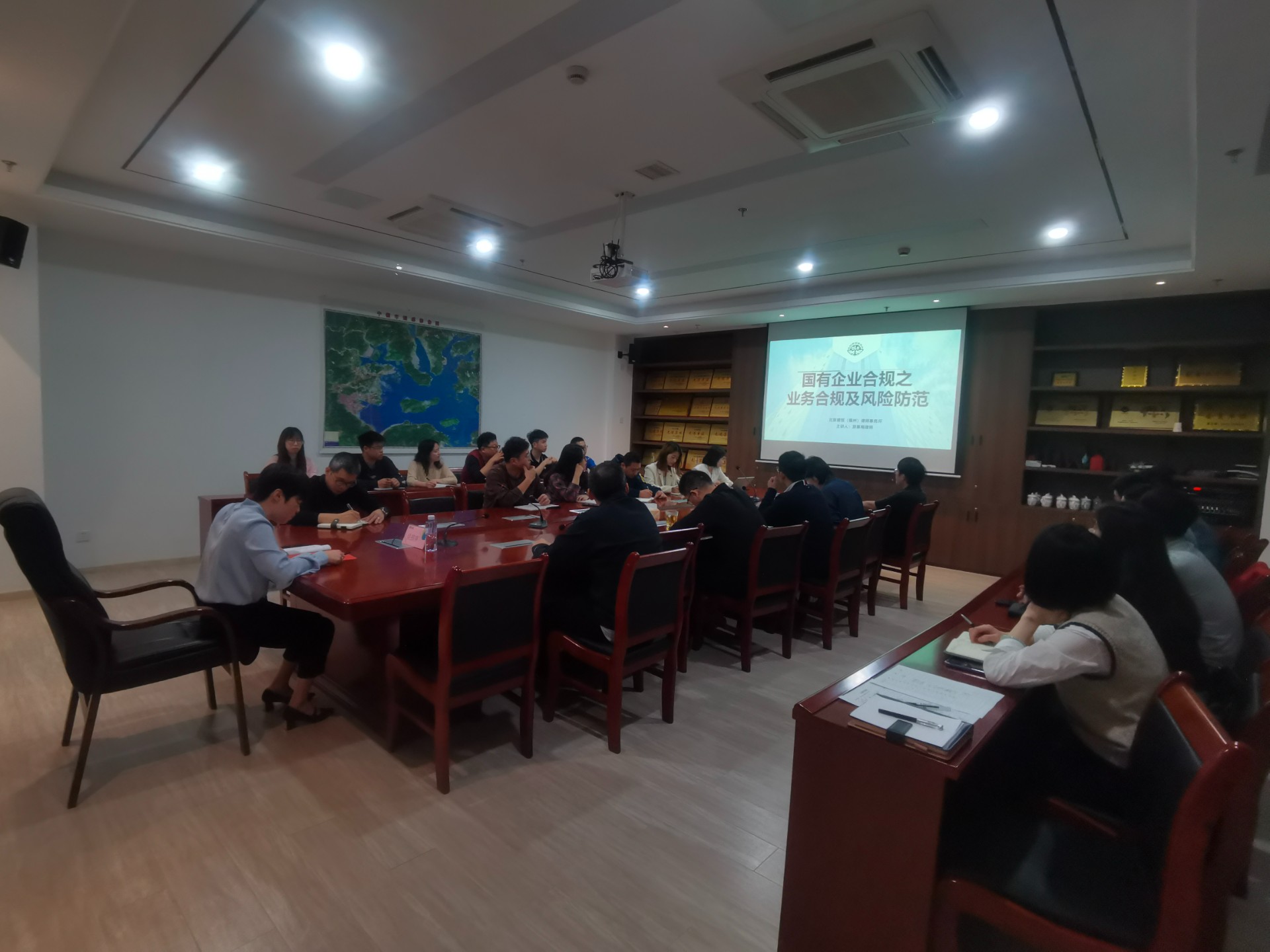合規(guī)講堂第一課——市交投物流集團(tuán)開展國企業(yè)務(wù)合規(guī)及風(fēng)險防范培訓(xùn)，劉招蕊拍攝.jpg